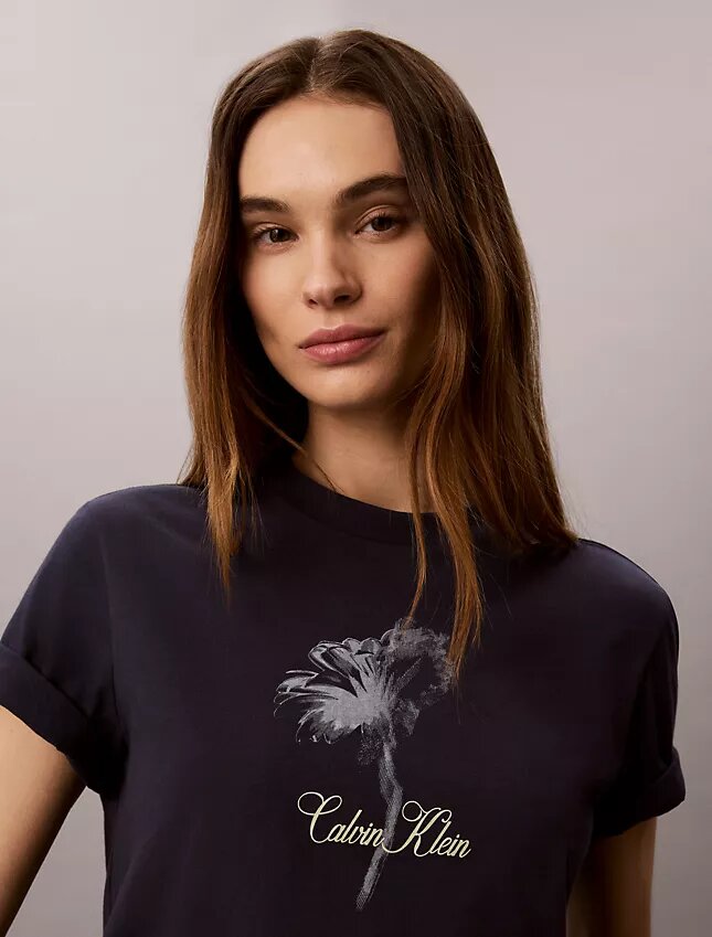 Klassisk T-shirt med blommönster Klassisk T-shirt med blommönster
