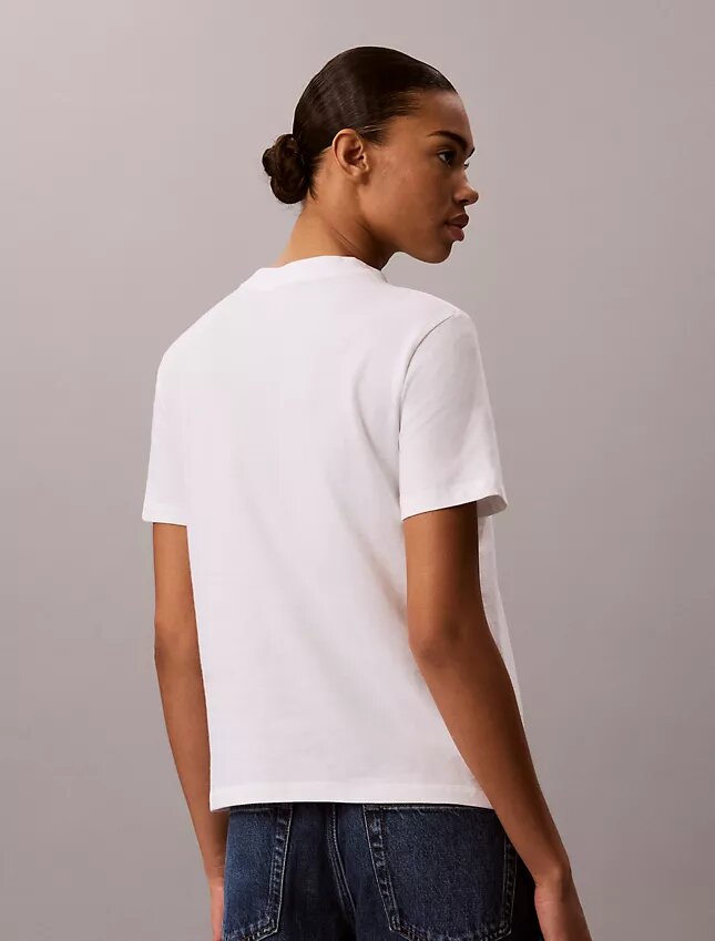 Klassisk T-shirt med blommönster Klassisk T-shirt med blommönster