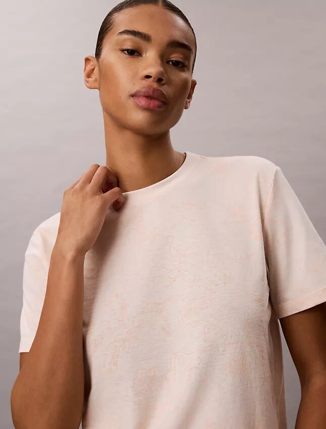 Klassisk T-shirt med blommönster Klassisk T-shirt med blommönster