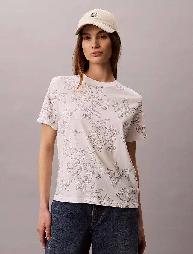 Klassisk T-shirt med blommönster Klassisk T-shirt med blommönster
