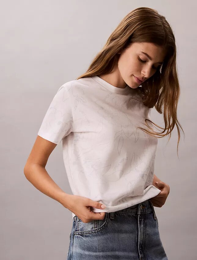 Klassisk T-shirt med blommönster Klassisk T-shirt med blommönster