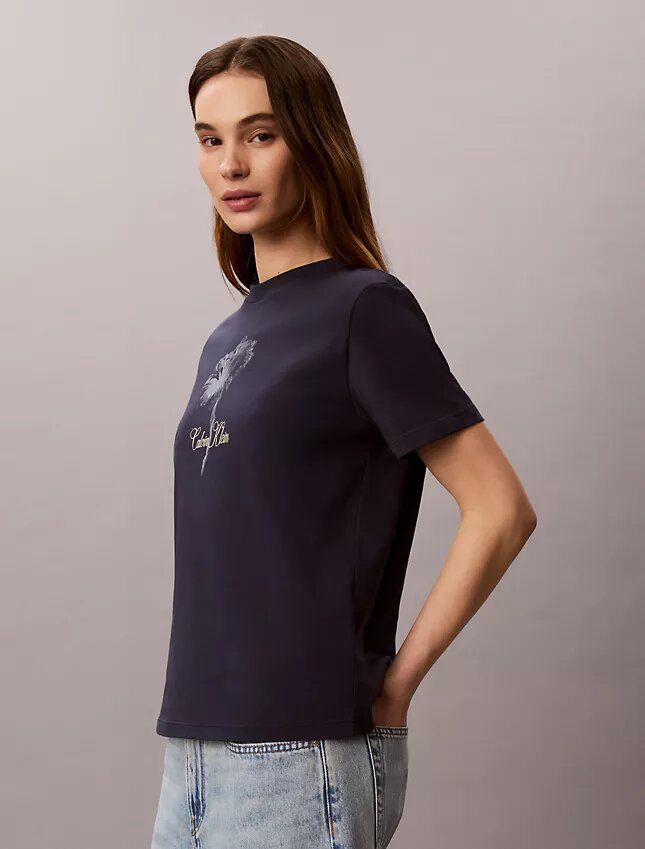 Klassisk T-shirt med blommönster Klassisk T-shirt med blommönster