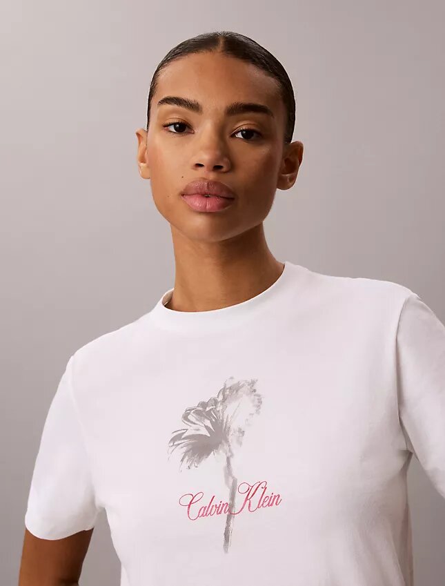 Klassisk T-shirt med blommönster Klassisk T-shirt med blommönster