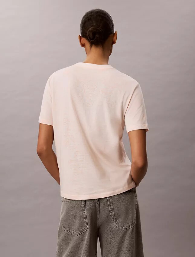 Klassisk T-shirt med blommönster Klassisk T-shirt med blommönster