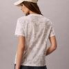 Klassisk T-shirt med blommönster Klassisk T-shirt med blommönster