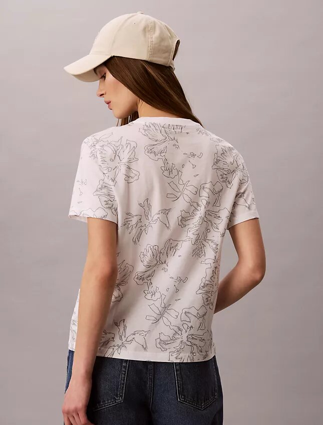 Klassisk T-shirt med blommönster Klassisk T-shirt med blommönster