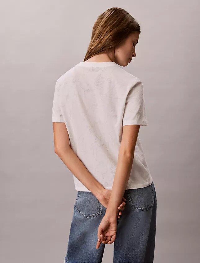Klassisk T-shirt med blommönster Klassisk T-shirt med blommönster