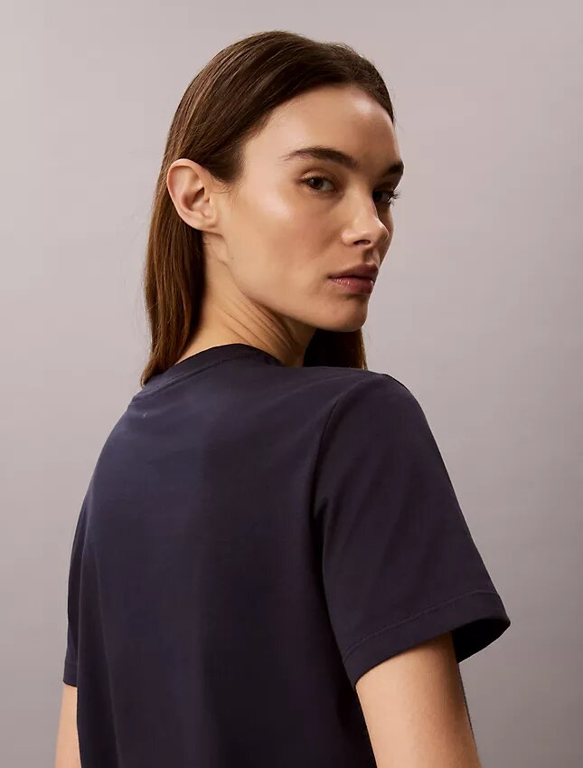 Klassisk T-shirt med blommönster Klassisk T-shirt med blommönster