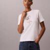 Klassisk T-shirt med blommönster Klassisk T-shirt med blommönster