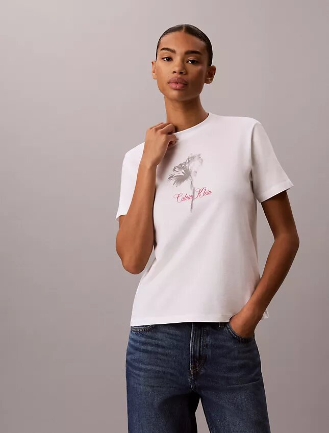 Klassisk T-shirt med blommönster Klassisk T-shirt med blommönster