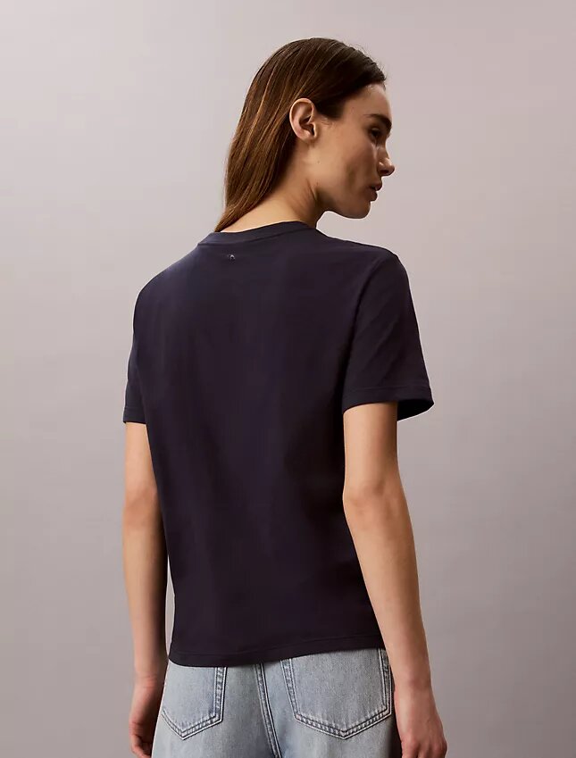 Klassisk T-shirt med blommönster Klassisk T-shirt med blommönster