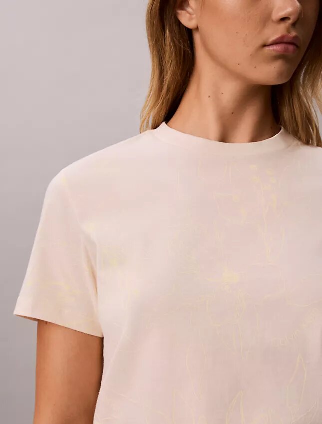 Klassisk T-shirt med blommönster Klassisk T-shirt med blommönster