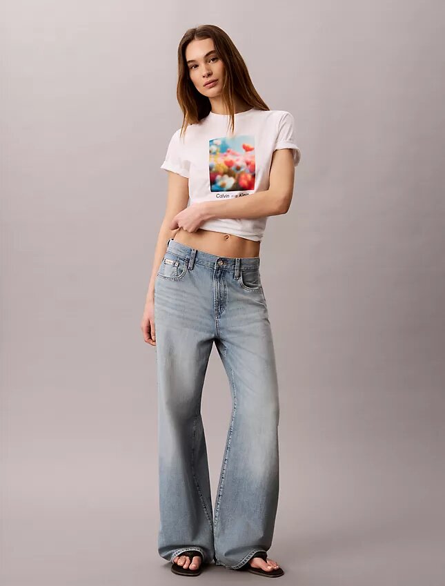 Klassisk T-shirt med blommotiv Klassisk T-shirt med blommotiv