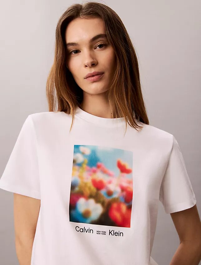 Klassisk T-shirt med blommotiv Klassisk T-shirt med blommotiv