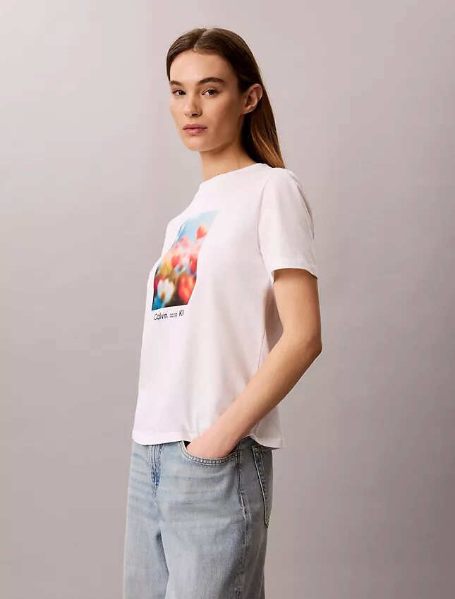 Klassisk T-shirt med blommotiv Klassisk T-shirt med blommotiv