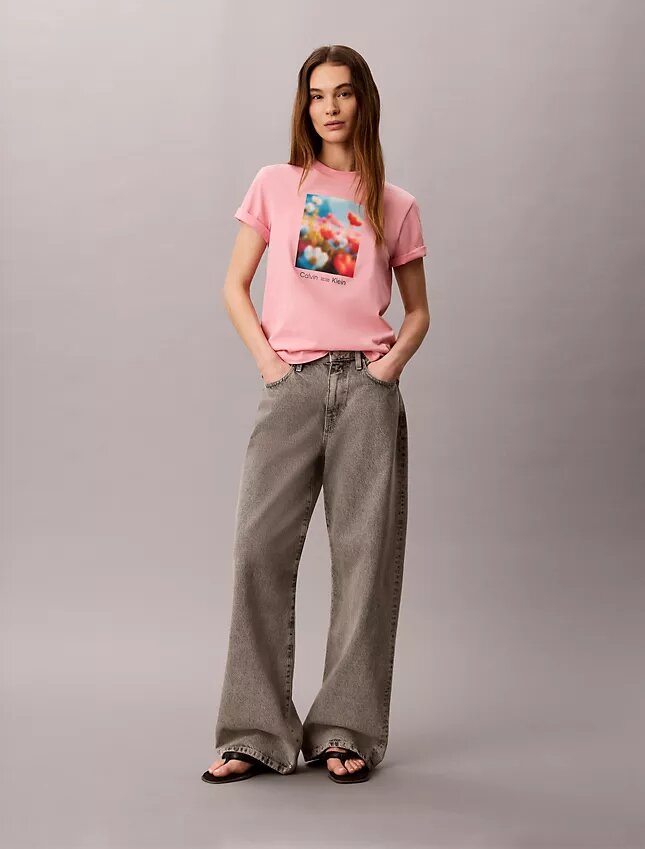 Klassisk T-shirt med blommotiv Klassisk T-shirt med blommotiv