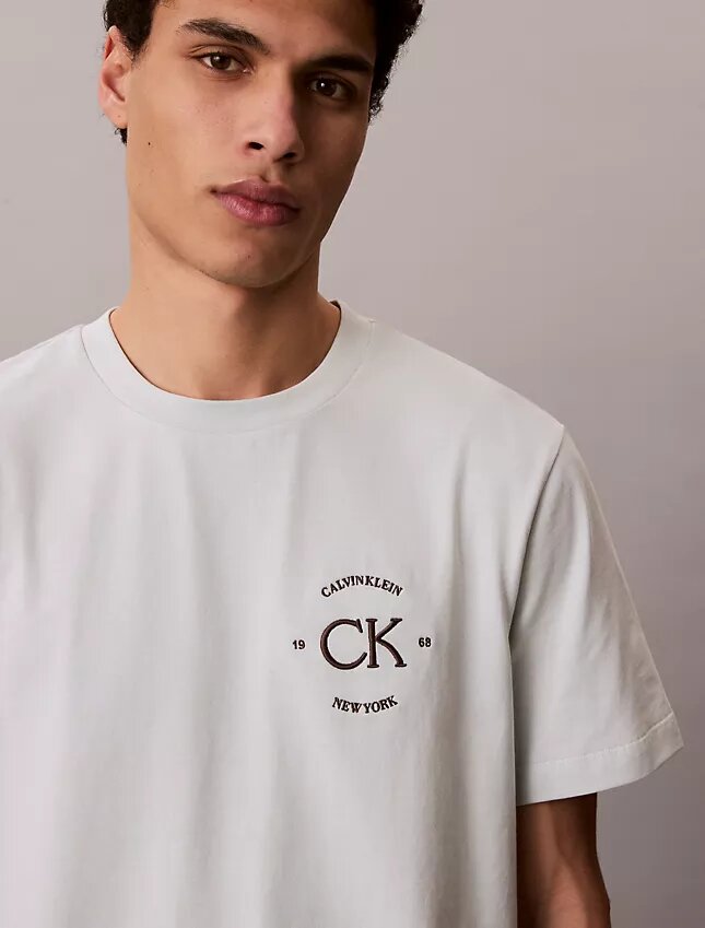 Klassisk T-shirt med cirkelformad logotyp Klassisk T-shirt med cirkelformad logotyp