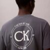 Klassisk T-shirt med cirkelformad logotyp
