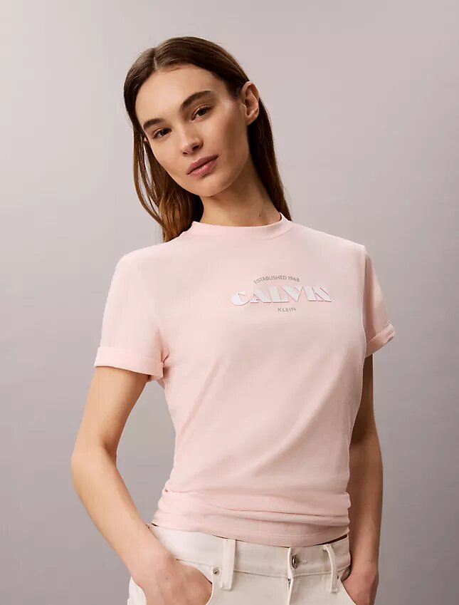 Klassisk T-shirt med grafiskt tryck i fet stil Klassisk T-shirt med grafiskt tryck i fet stil