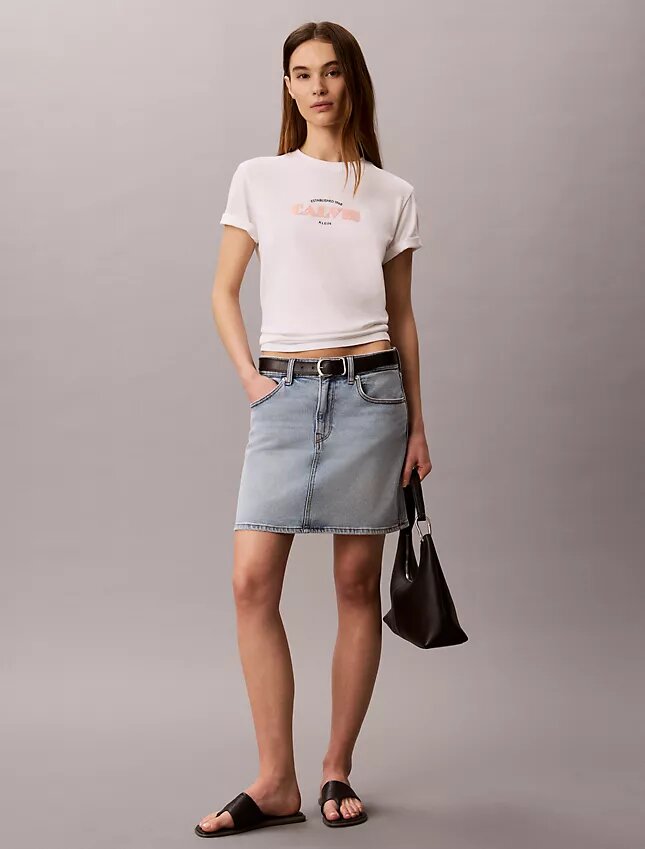 Klassisk T-shirt med grafiskt tryck i fet stil Klassisk T-shirt med grafiskt tryck i fet stil