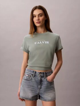 Klassisk T-shirt med grafiskt tryck i fet stil