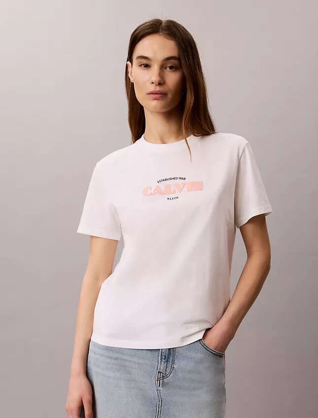Klassisk T-shirt med grafiskt tryck i fet stil Klassisk T-shirt med grafiskt tryck i fet stil