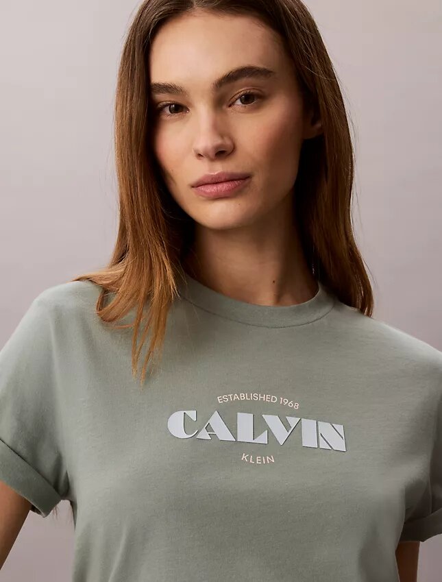 Klassisk T-shirt med grafiskt tryck i fet stil Klassisk T-shirt med grafiskt tryck i fet stil