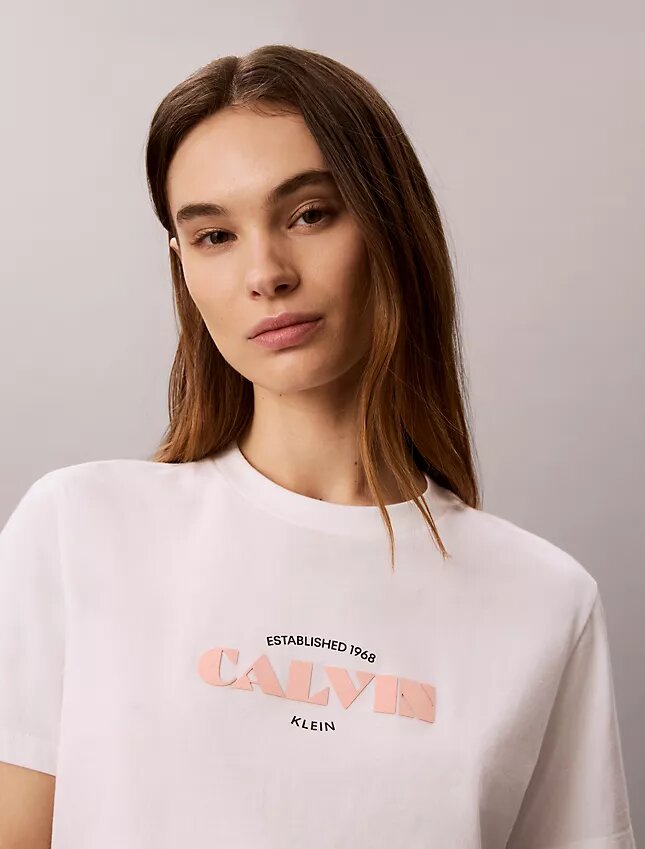 Klassisk T-shirt med grafiskt tryck i fet stil Klassisk T-shirt med grafiskt tryck i fet stil