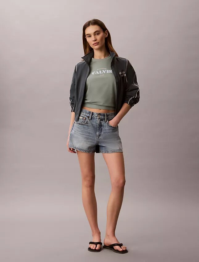 Klassisk T-shirt med grafiskt tryck i fet stil Klassisk T-shirt med grafiskt tryck i fet stil