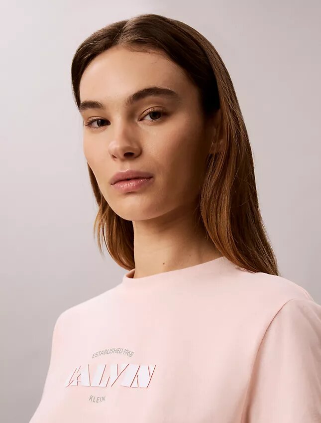 Klassisk T-shirt med grafiskt tryck i fet stil Klassisk T-shirt med grafiskt tryck i fet stil