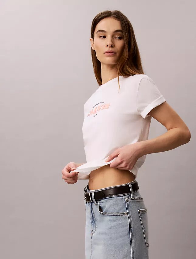 Klassisk T-shirt med grafiskt tryck i fet stil Klassisk T-shirt med grafiskt tryck i fet stil