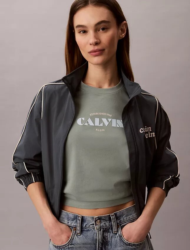 Klassisk T-shirt med grafiskt tryck i fet stil Klassisk T-shirt med grafiskt tryck i fet stil