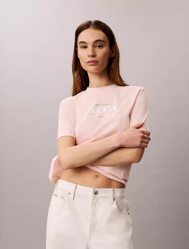 Klassisk T-shirt med grafiskt tryck i fet stil Klassisk T-shirt med grafiskt tryck i fet stil