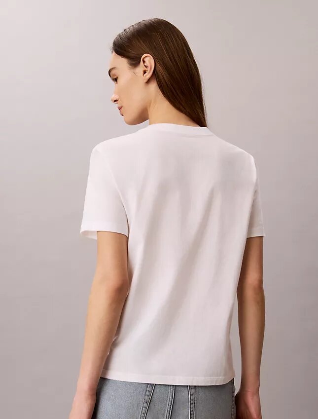 Klassisk T-shirt med grafiskt tryck i fet stil Klassisk T-shirt med grafiskt tryck i fet stil