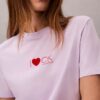 Klassisk T-shirt med hjärtlogotyp Klassisk T-shirt med hjärtlogotyp