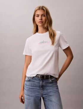 Klassisk T-shirt med lager-på-lager-logotyp
