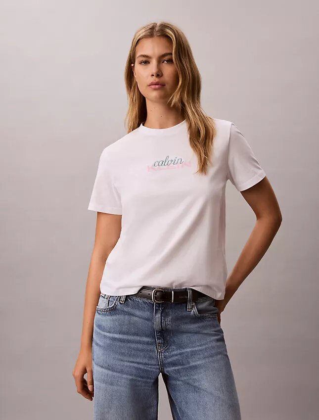 Klassisk T-shirt med lager-på-lager-logotyp Klassisk T-shirt med lager-på-lager-logotyp