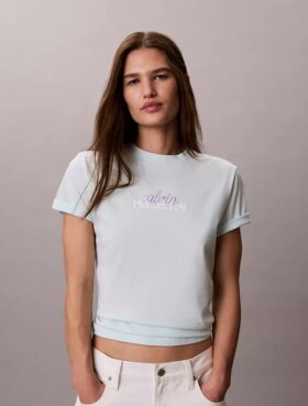 Klassisk T-shirt med lager-på-lager-logotyp