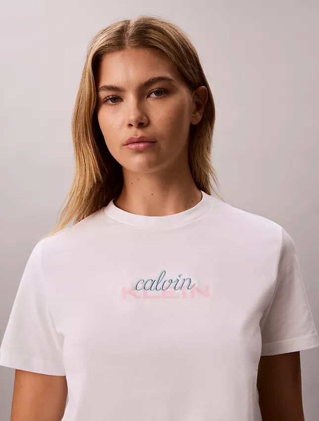 Klassisk T-shirt med lager-på-lager-logotyp Klassisk T-shirt med lager-på-lager-logotyp