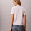 Klassisk T-shirt med lager-på-lager-logotyp Klassisk T-shirt med lager-på-lager-logotyp