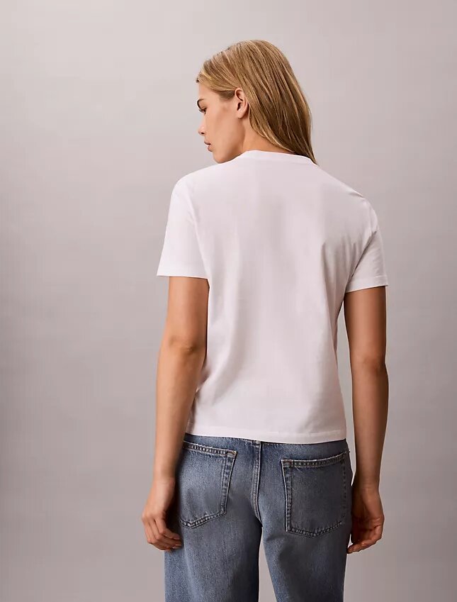 Klassisk T-shirt med lager-på-lager-logotyp Klassisk T-shirt med lager-på-lager-logotyp