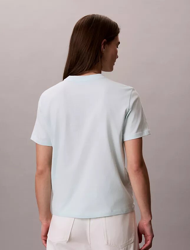 Klassisk T-shirt med lager-på-lager-logotyp Klassisk T-shirt med lager-på-lager-logotyp
