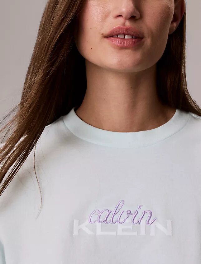 Klassisk T-shirt med lager-på-lager-logotyp Klassisk T-shirt med lager-på-lager-logotyp