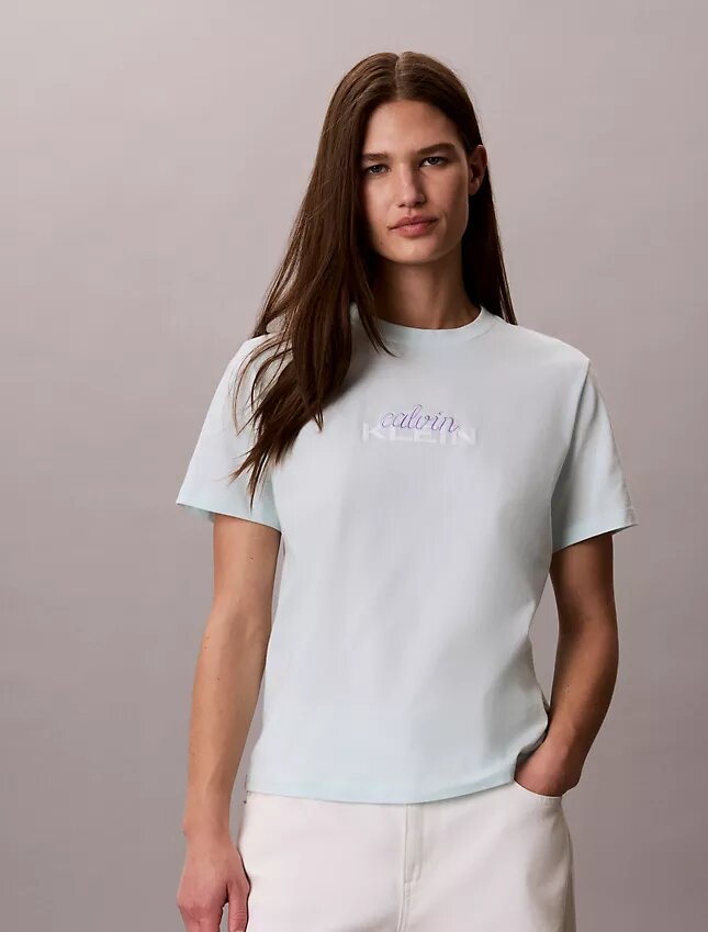 Klassisk T-shirt med lager-på-lager-logotyp Klassisk T-shirt med lager-på-lager-logotyp