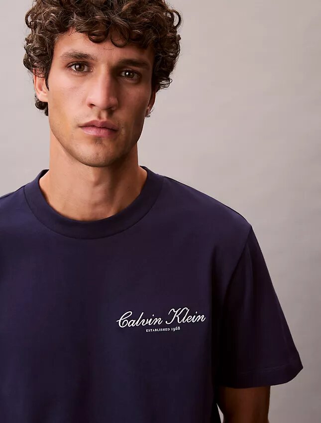 Klassisk T-shirt med liten logotyp Klassisk T-shirt med liten logotyp