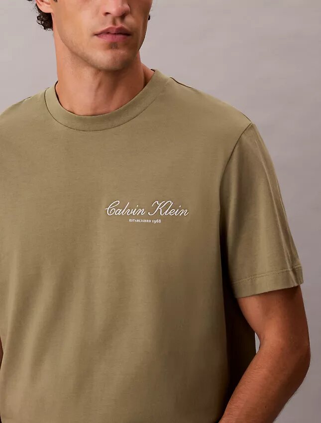 Klassisk T-shirt med liten logotyp Klassisk T-shirt med liten logotyp