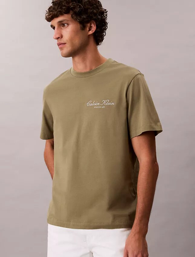 Klassisk T-shirt med liten logotyp Klassisk T-shirt med liten logotyp