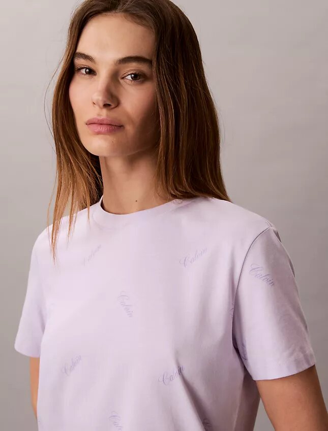 Klassisk T-shirt med logotyp över hela plagget Klassisk T-shirt med logotyp över hela plagget