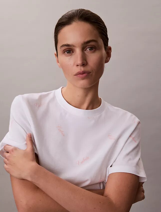 Klassisk T-shirt med logotyp över hela plagget Klassisk T-shirt med logotyp över hela plagget
