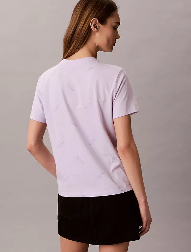 Klassisk T-shirt med logotyp över hela plagget Klassisk T-shirt med logotyp över hela plagget